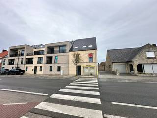 Uitstekend gelegen, lichtrijk nieuwbouwappartement met groot zonnig terras op de eerste verdieping.Het appartement bestaat uit:Hal - gastentoilet - 2...