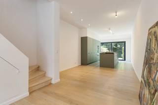 Deze woning ligt op een uiterst gegeerde en stille plek in Brugge, waar rust en een vlotte verbinding perfect samenkomen. Het historische stadscentrum bevindt zich op wandelafstand, en via het private poortje achterin de tuin stapt u zo het wandel- en fietspad langs het water op.<br /><br />Na een grondige en hoogwaardige totaalrenovatie werd het pand met veel oog voor detail afgewerkt. Dankzij het gebruik van duurzame materialen, de royale plafondhoogtes en het comfort van vloerverwarming geniet u hier van een heerlijk woonklimaat.<br /><br />Indeling:<br />Gelijkvloers:<br />- inkom met een afzonderlijk gastentoilet<br />- zonnige, lichtrijke leefruimte<br />- strakke open keuken, volledig uitgerust met een inductiekookplaat met geïntegreerde afzuiging, een vaatwasser, een ruime koelkast en een handige was-droogcombinatie<br /><br />Exterieur:<br />- sfeervolle stadstuin met een private achteruitgang die rechtstreeks aansluit op de groene vesten<br /><br />Eerste verdieping: <br />- slaapkamer met een idyllisch, rustgevend zicht op het omliggende groen<br />- moderne badkamer voorzien van een inloopdouche, een meubel met wastafel en een tweede toilet<br /><br />Zolderverdieping: <br />- volwaardige tweede slaapkamer, vlot bereikbaar via een vaste trap.<br /><br />Een unieke, instapklare opportuniteit op de Brugse woningmarkt. Met een uiterst gunstig energieprestatiecertificaat (label B) bent u bovendien verzekerd van een energiezuinige en toekomstbestendige woning.<br /><br />Er staat een bezoekmoment gepland op vrijdag 18/09. Neem gerust telefonisch contact met ons op om uw afspraak vast te leggen.<br /><br />Bestuursmaatregelen in het maatregelenregister: nee