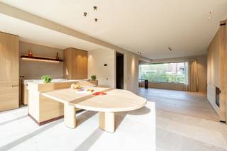 Deze prachtige woning werd recent volledig en grondig gerenoveerd met oog voor luxe, comfort en verfijning.Gelegen in een rustige, residentiële buurt...