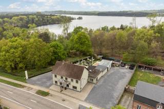 Toplocatie: horecazaak met woning op 1288 m²Deze goed draaiende horecazaak met ruime woonst bevindt zich op een prachtig perceel van 1288 m², omgeven...