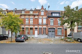 Charming terraced house full of character located in a very nice location in Kortrijk with three bedrooms and a well-kept layout. This house...