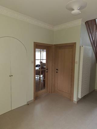 Contact: Wendy VANAF 10u tot 21u ook in het weekend op 0476 85 12 24 of <br />via wendydedapper1@telenet.be GEEN IMMO<br /><br />Prachtige instapklare villa in het residentieel dorpscentrum in De Pinte. <br />Deze karaktervolle woning ligt centraal op wandelafstand van scholen, winkels, openbaar vervoer (trein/bus). Een echte topligging. <br />Grondoppervlakte 698m².<br />De bewoonbare oppervlakte is 212m².<br />2 ruime slaapkamers maar mogelijkheid om naar 3/4 slaapkamers te gaan mits verplaatsen van trap en verbouwing.<br /><br />De EPC-score is C en vereist geen renovatieverplichting. <br />Het asbest attest is een 000-attest. <br />Elektriciteitskeuring is gebeurd.<br /><br />Het gelijkvloers heeft een royale inkomhal met trapzaal, een erker, hallkast en apart toilet. De lichtrijke woonkamer heeft een pellet-kachel en elektrische rolluiken. Er is in de woonkamer ook een erker. Aan het terras (14.5m²) naast het salon is er een elektrische zonneluifel voorzien.<br /><br />Achteraan de woning is de goed geïnstalleerde keuken met aansluitend een ruime veranda met zicht op de tuin. Aan de veranda ligt een ruim zuid-gericht terras (17.5m²). De veranda is voorzien van elektrisch bediende zonneschermen. Ook mogelijkheid tot het plaatsen van gordijnen (reeds voorzien in constructie veranda)<br /><br />Vanuit de keuken komt u in de ruime inpandige garage. <br /><br />Tevens is er een ruime droge kelder die heel veel opbergruimte biedt.<br /><br />Op het eerste verdiep bevinden zich 2 heel ruime slaapkamers waarvan 1 met een ingemaakte kast. Er is een zeer recente badkamer met bad, douche, toilet en lavabo. <br /><br />Op het tweede verdiep is de ruimte ingedeeld in 3 aparte delen. <br />Goed voor hobbyruimte, werkruimte, studeerruimte of slaapruimte enz...<br /><br />De aangelegde tuin heeft een ruim tuinhuis. <br />Rondom de woning is er recent een nieuw terras aangelegd.<br />Vooraan de woning is er een ruime oprit met carport. <br /><br />TROEVEN: EPC label C, Energielabel:290kWH, Asbestattest 0/0/0/, <br />geen overstromingsrisico, centrale verwarming op aardgas met recente ketel (2022), waterontharder. In 2004 wer<br />