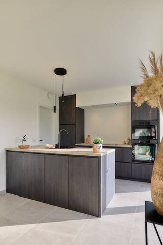 In Bavikhove, een deelgemeente van Harelbeke, realiseert Hectaar nieuwe gezinswoningen. Hier woon je dicht bij allerlei voorzieningen zoals openbaar vervoer, een bakker en een slager. De woningen beschikken over 3 ruime slaapkamers en een lichtrijke leefruimte met een open keuken. Ze worden uitgerust met de nieuwste technieken, waaronder een lucht-water warmtepomp, ventilatiesysteem C+ en zonnepanelen. <br /><br /><strong>Indeling van lot 02:</strong><br />Gelijkvloers: een inkomhal met gastentoilet, ruime en lichtrijke leefruimte met open keuken en een inpandige garage.<br />Verdiep: nachthal met apart toilet, 3 ruime slaapkamers en een badkamer met ligbad, inloopdouche en dubbel lavabomeubel. <br />Zolder: te bereiken via een zolderluik. <br /><br /><strong>Extra troeven van de woning:</strong>
<ul>
<li>Vlotte verbinding naar de E17 en openbaar vervoer (station Harelbeke op 3km afstand, bushalte op slechts 150m); </li>
<li>Inpandige garage;</li>
<li>Vloerverwarming op het gelijkvloers in combinatie met lucht/water warmtepomp;</li>
<li>Regenwaterput van 7.500 liter aangesloten op toiletten, wasmachine en buitenkraan.</li>
</ul>
<br />Contacteer ons vandaag nog voor meer informatie of een afspraak op ons kantoor te Roeselare.