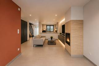 Instapklare woning met 3 slaapkamers te Alveringem. Bent u op zoek naar een gezellige en instapklare woning in een rustige omgeving? Dan is deze charmante woning in Alveringem precies wat u zoekt. Op het gelijkvloers vindt u een aangename leefruimte die overgaat in de open keuken, wat zorgt voor een ruim en lichtrijk geheel. Aansluitend bevindt zich de eetkamer met zicht op de tuin, ideaal om te genieten van gezellige momenten met familie en vrienden. Verder beschikt het gelijkvloers over een praktische wasplaats, een apart toilet en een badkamer uitgerust met een douche en lavabomeubel. Op de bovenverdieping zijn er drie slaapkamers. De hoofdslaapkamer heeft een extra troef dankzij de aanwezigheid van een mezzanine, die perfect kan dienen als bureauruimte, dressing, zolder of extra slaapgedeelte. Ben jij benieuwd naar meer? Neem vandaag met ons contact op. Foto 2,3,4,5 & 6 zijn foto's die bewerkt werden om een voorbeeld te geven hoe de woning kan worden ingericht.