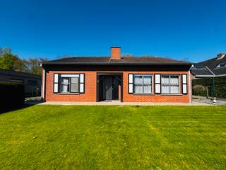 <strong>Wevelgem - Te renoveren woning op een unieke locatie.</strong><br /><br />Op een rustige, groene locatie in Wevelgem bevindt zicht deze unieke kans.<br />De ruimtes in deze gelijkvloerse woning bieden veel potentieel om er een eigen thuis van te maken.<br />De grote zolder en de dubbele garage zorgen dat er voldoende stockagemogelijkheden zijn.<br /><br /><strong>Indeling:</strong>
<div>Inkom<br />Woonruimte<br />Keuken<br />Wasruimte/berging<br />Veranda<br />Badkamer<br />2 slaapkamers</div>

<div>Dubbele garages, ruime zolder<br /><br /><strong>Troeven:</strong></div>

<ul><li>Gunstige locatie</li><li>Ruime oppervlakte</li><li>Veel potentieel</li><li>Dubbele garage</li></ul>
Lijkt deze woning iets voor u? Neem dan zeker contact op!