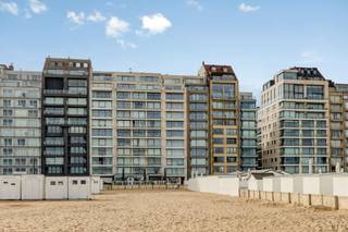 Dit uitzonderlijk groot appartement beschikt over een bewoonbare oppervlakte van maar liefst 160 m² op een absolute toplocatie aan de kust. Dit uniek vastgoed is gelegen in residentie Nieuwpoort op de Zeedijk van Duinbergen, waar recent de voor- en achtergevel, inkomhal en balkons grondig zijn vernieuwd. Dit zorgt voor zorgeloos wonen op lange termijn.<br /><br />Het pand is op te frissen en biedt daardoor enorm veel potentieel om ruimtes naar eigen smaak en stijl in te richten. Het appartement beschikt over 5 volwaardige slaapkamers en 2 badkamers, wat zorgt voor optimaal comfort voor vaste bewoning of als riant tweede verblijf.<br /><br />Dankzij de strategische ligging geniet u van een rustige woonomgeving, terwijl alle belangrijke voorzieningen binnen handbereik liggen. De directe nabijheid van het strand, de Royal Belgian Sailing Club (RBSC) en het bekende Joseph Stübbenpark zorgen voor een hoogwaardige woonbeleving in Knokke-Heist. Ook qua bereikbaarheid zit u uitstekend: het station van Duinbergen, diverse tramhaltes van de Kusttram en vlot toegankelijke fietsroutes verbinden u binnen enkele minuten met de bruisende kernen van Knokke en Heist.<br /><br />Bijkomend beschikt u over een gemeenschappelijke fietsenberging, een privatieve kelderberging en de mogelijkheid tot aankoop van een afgesloten garagebox op wandelafstand. Een zeldzame kans om ruim vastgoed te kopen op deze locatie.<br /><br />Indeling:<br />- inkomhal met gastentoilet<br />- lichtrijke en ruime leefruimte met zicht op de Zeedijk<br />- keuken<br />- bergruimte<br />- slaapkamer met eigen badkamer<br /><br />Via de trap naar beneden is er toegang tot:<br />- 2de slaapkamer met eigen badkamer<br />- 3de, 4de en 5de slaapkamer<br />- extra leefruimte/speelruimte of berging<br /><br />Bent u op zoek naar een tweede verblijf, investering of ruime vaste bewoning? Ontdek snel dit uniek vastgoed aan de kust van Knokke-Heist! Contacteer onze dossierbeheerder Arne Reubens via +32 472 186 304 of arne.reubens@dewaele.com<br /><br /><br />Bestuursmaatregelen in het maatregelenregister: nee<br /><br />Deze AI-visualisaties zijn bedoeld als inspiratie. Er werd geen rekening gehouden met technische specificaties, stedenbouwkundige voorschriften of de concrete mogelijkheden tot realisatie.