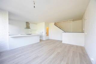 Gerenoveerd duplexappartement met 2 slaapkamers<br /><br />INDELING<br />1ste VERDIEPING<br />Inkomhal met gastentoilet<br />Vestiare onder trap<br />Woonkamer <br />Open keuken voorzien van een corian werkblad, een koelkast, inductiekookplaat, afzuigkap, combi-oven, afwasmachine en dubbele spoeltafel<br />Balkon met zicht op bosrijke omgeving<br /><br />2de VERDIEPING<br />Slaapkamer 1 (13m²)<br />Slaapkamer 2 (13m²)<br />2 bergingen<br />Badkamer voorzien van inloopdouche, badmeubel en toilet, aansluiting voor wasmachine.<br /><br />BUITEN<br />Overdekte parkeerplaats onder het gebouw. (Verplicht bij aan te kopen aan 20.000€)<br /><br />BIJZONDERHEDEN<br />Volledig gerenoveerd in 2026<br />Instapklaar<br />Lift aanwezig<br /><br />POSITIEVE ASPECTEN<br />Centrale maar rustige ligging.<br />Ideaal als opbrengsteigendom.<br />Snelle beschikbaarheid<br />EPC ‘C’<br />Elektriciteit conform