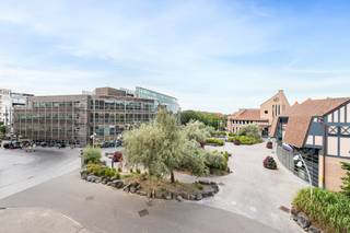 <p>Stijlvol appartement in het centrum van Koksijde met open zicht en zongerichte ligging.</p>
<p>Dit prachtig gerenoveerd appartement combineert comfort, ruimte en een uiterst centrale ligging in een groene en toeristische omgeving. Dankzij het open zicht en de zongerichte oriëntatie geniet u hier dagelijks van veel lichtinval en een aangename woonbeleving. Het appartement beschikt over drie slaapkamers en twee badkamers, ideaal als vaste woonst of tweede verblijf aan zee. Bovendien is er de mogelijkheid om twee garages in de residentie aan te kopen, een grote meerwaarde in het centrum van Koksijde. Ook openbaar vervoer, winkels en de kust bevinden zich vlakbij.</p>
<p>• Ruime living met veel lichtinval en open zicht<br />• Aangename eetkamer aansluitend op de leefruimte<br />• Functionele keuken met praktische indeling<br />• Drie volwaardige slaapkamers<br />• Twee badkamers voor extra comfort<br />• Inkomhal met vlotte circulatie<br />• Berging met extra opbergruimte<br />• Zongericht terras<br />• Mogelijkheid tot aankoop van 2 garages in de residentie</p>
<p> </p>
<p>• Zeer centraal gelegen nabij winkels, openbaar vervoer en de zee<br />• Open zicht en zongerichte oriëntatie zorgen voor een aangenaam woongevoel<br />• Prachtig gerenoveerd appartement met EPC-label B</p>
<p> </p>
<p>Neem vandaag nog contact op met je ERA-makelaar voor een bezoek.</p>
<p> </p>
<p>JOUW DROOMAPPARTEMENT. ZO GEVONDEN!</p>