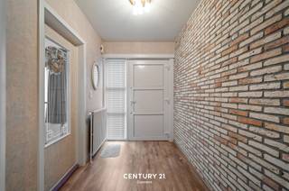 <p><span><strong>Ruime bungalow met 3 slaapkamers op 7a 50ca in gegeerde wijk “Steyveld”</strong></span></p><p>Op een rustige en kindvriendelijke locatie in de residentiële en gegeerde wijk <strong>“Steyveld”</strong> bevindt zich deze vrijstaande bungalow met <strong>3 slaapkamers</strong>, een bewoonbare oppervlakte van ca. <strong>143 m²</strong> en een perceel van <strong>7a 50ca</strong>.</p><p>De woning is <strong>dadelijk bewoonbaar</strong> en biedt tegelijk heel wat potentieel om ze verder te moderniseren en volledig naar eigen smaak in te richten. Dankzij de open bebouwing, het mooie perceel en de praktische indeling vormt dit een interessante opportuniteit voor wie comfortabel en rustig wil wonen in de groene rand rond Leuven. De woning beschikt onder meer over <strong>zonnepanelen, elektrische screens, een kelder, bergzolder, garage</strong> en een <strong>vergunde veranda</strong>, die zorgt voor extra leefruimte en een aangenaam contact met de tuin. Het perceel heeft een <strong>noordoostelijke oriëntatie</strong>.</p><p>De ligging is een belangrijke troef. U woont hier in een aangename omgeving op slechts een <strong>6-tal kilometer van Leuven</strong>, met een vlotte verbinding naar de <strong>oprit van de E314</strong>. Bushaltes bevinden zich vlakbij en de dorpskern van <strong>Linden</strong> ligt op fietsafstand, met scholen, winkels en andere dagelijkse voorzieningen binnen handbereik.</p><p>Deze woning is ideaal voor wie gelijkvloers wil wonen en tegelijk ruimte, bereikbaarheid en een rustige woonomgeving belangrijk vindt. <strong>Bel of mail ons voor uw afspraak op 016 229 228 of </strong><strong>office@connect-immo.be</strong><strong> </strong></p><p>EPC: 233 kWh/m² - UC: 3862645 - Label B</p><p>Wp-Gvkr-Vvg-Gdv</p>