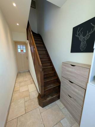 Zoekt u een ruime, instapklare woning op een toplocatie nabij het bruisende centrum van Brugge?<br />Deze sfeervolle en perfect onderhouden woning in Assebroek biedt het allemaal: licht, ruimte, comfort en een heerlijke zonnige tuin.<br /><br />Indeling van de woning<br />Gelijkvloers:<br />Uitnodigende inkomhal, lichte en gezellige woonkamer met eethoek, uitgeruste keuken met overvloedige lichtinval door de lichtkoepel, moderne badkamer.<br /><br />Eerste verdieping:<br />Ruime, gezellige slaapkamers met grote raampartijen.<br /><br />Tweede verdieping: twee slaapkamers waarvan een met een schuin dak. <br /><br />Zolder: ruime bergzolder met veel opbergmogelijkheden. Zolder is goed geïsoleerd.<br /><br />Doorloop: vanuit de tuin is er een doorsteek naar de straatkant (buitengangetje). Ideaal om extra zaken op te bergen en vuilnis hoeft niet door het huis te passeren.<br /><br />Troeven van de woning<br />- Zonnige tuin zonder inkijk: geniet in alle rust en privacy van het groen en het terras<br />- 4 volwaardige slaapkamers: ruime slaapkamers met laminaat en veel natuurlijke lichtinval<br />- Op het eerste verdiep kan eventueel een badkamer gemaakt worden<br />Leidingen zijn tot die kamer getrokken. Een toilet boven is al aanwezig.<br />- Hedendaagse badkamer: badkamer is slechts vijf jaar oud en zeer praktisch ingericht<br />- Praktische voorkant: private oprit met verharde bestrating én een handige houten fietsbox met plek voor 4 fietsen.<br />- Technisch top &amp; energiezuinig: EPC label C, geen renovatieplicht, asbestveilig, conforme elektrische installatie, recente ketel (Vaillant verwarmingsinstallatie), dubbele belazing (hoogrendementsglas), geïsoleerd dak<br />- Uitstekende ligging (Mobiscore 8,9/10): rustig gelegen in een rustige buurt met vlotte verbinding naar scholen, winkels, openbaar vervoer, de natuur en het historische centrum van Brugge.<br /><br />De algemene voorwaarden van Dewaele DIY kunt u steeds raadplegen via dewaele.com.<br /><br />Bestuursmaatregelen in het maatregelenregister: in aanvraag
