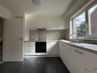 <p><span>Prime location near downtown Hasselt! Situated in a green, quiet neighborhood with no commercial establishments or through traffic, this fully renovated apartment has an EPC rating of B. </span></p><p><span> </span></p><p><span>The street is located in the Hollandsveld neighborhood; the building itself was fitted with a new roof and a new gas-fired central heating system in 2025, which contributes to the property’s energy-efficient character.</span></p><p><span> </span></p><p><span>Upon entering the apartment, you’ll immediately find the spacious, light-filled living area. </span></p><p><span>On the right is the fully renovated kitchen, equipped with every convenience, with an adjoining spacious laundry room/storage area.</span></p><p><span> </span></p><p><span>On the left is the bathroom, and directly across from it is a room that can perfectly serve as additional storage, a walk-in closet, or an office space. </span></p><p><span>At the end of the hallway are the two full-sized bedrooms, each with pleasant natural light.</span></p><p><span> </span></p><p><span>The apartment also comes with an indoor garage, plus a separate basement storage unit, both included in the rent.</span></p><p><span> </span></p><p><span>The monthly maintenance fee is 100 euros.</span></p><p><span> </span></p><p><span>The ideal home for those who love comfort, tranquility, and convenience!</span></p>