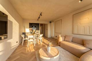 Op een absolute toplocatie aan de Zeedijk van Blankenberge bevindt zich dit uitzonderlijk stijlvolle appartement, dat in 2026 een totaalrenovatie onderging. Bij de renovatie werd gekozen voor hoogwaardige materialen en een verfijnde afwerking wat resulteert in een instapklaar appartement met een luxueuze uitstraling.<br /><br />Gelegen op de 4de verdieping geniet u dankzij de glazen balustrades van een panoramisch zeezicht en een maximale lichtinval in de leefruimte. De stijlvolle woonkamer sluit aan op de volledig uitgeruste open keuken, voorzien van alle comfort, waaronder een Quooker-kraan, een wijnkoelkast en kwalitatieve inbouwtoestellen.<br /><br />Doorheen het volledige appartement werd een elegant visgraatparket geplaatst, terwijl de muren werden afgewerkt met een exclusieve schildertechniek. Daarnaast werd het appartement uitgerust met een geïntegreerd SONOS-surroundsysteem, waardoor u in elke ruimte geniet van een optimale geluidservaring.<br /><br />Verder beschikt het appartement over een praktische berging met aansluiting voor een wasmachine en droogkast. Aan de achterzijde bevinden zich twee volwaardige slaapkamers, die beide toegang geven tot het achterliggende balkon waar ook extra berging is voorzien.<br /><br />Ook de residentie zelf verkeert in uitstekende staat. De voorbije jaren werden alle belangrijke gemeenschappelijke investeringen reeds uitgevoerd, waaronder een nieuwe lift, de vernieuwing van de gevel en recente dakwerken. Hierdoor geniet u niet alleen van een luxueus appartement, maar ook van een zorgeloze investering.<br /><br />Bent u op zoek naar een exclusief afgewerkt appartement met een unieke ligging aan zee, waar luxe, comfort en kwaliteit samenkomen? Dan is dit uitzonderlijke pand zonder twijfel een bezoek waard.<br /><br />