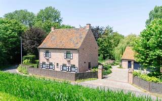 <p><span>ZWALM</span><span>- Droomt u van wonen midden in het groen, waar stilte, privacy en comfort hand in hand gaan? Verscholen tussen de velden van Zwalm, zonder directe buren, vindt u deze karaktervolle landelijke villa. Een plek waar u elke dag geniet van een panoramisch uitzicht en de rust van de natuur, terwijl Zottegem, Oudenaarde en de belangrijkste invalswegen vlot bereikbaar blijven.</span></p><p><span>Deze kwaliteitsvol gebouwde woning straalt warmte en authenticiteit uit dankzij de hoogwaardige afwerking met massief parket, natuursteen en een tijdloze landelijke architectuur. De sfeervolle leefruimte met natuurstenen schouw en houtkachel, aparte tv-hoek en lichtrijke eetplaats vormt het warme hart van de woning. Grote raampartijen brengen het omliggende landschap naar binnen en bieden vanuit de leefruimte een prachtig zicht op de aangelegde tuin. De volledig uitgeruste keuken sluit hier naadloos op aan.</span></p><p><span>De master bedroom en badkamer op het gelijkvloers maken de woning perfect geschikt om levenslang comfortabel te wonen. Op de verdieping bevinden zich nog drie volwaardige slaapkamers, een extra zolderkamer en een ruime zolder met tal van mogelijkheden voor bijkomende kamers, een hobbyruimte of een stijlvolle thuiswerkplek. Bovendien beschikt de woning over een </span><span>uitstekend EPC</span><span> en is ze </span><span>asbestveilig</span><span>.</span></p><p><span>De volledig aangelegde en afgesloten landschapstuin biedt optimale privacy en nodigt uit om elk seizoen volop van het buitenleven te genieten. Meerdere terrassen, telkens met een andere oriëntatie, laten u op elk moment van de dag kiezen tussen zon en schaduw. De dubbele garage met automatische poort, atelier en zolder, serre, kelder, tuinberging, alarminstallatie en individueel waterzuiveringsstation vervolledigen dit uitzonderlijke eigendom.</span></p><p><span>Richtprijs: 869.000.</span></p>
