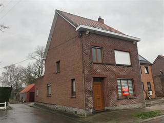 <p><span>Rustig gelegen half open woning.  Inkom, ruime living, keuken, veranda, wasplaats, 3 slaapkamers, zolder, kelder, dubbele garage, tuin.  Vrij op heden.  Epc C 295 kWh/m² uc 3376392.  Voor info of bezoek , bel 056.21.58.00 of www.immo-lvb.be, naar pand gaan en via agenda de afspraak inboeken.</span></p>