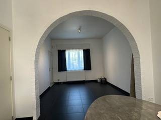 Te huur: halfopen huis in de Rodestraat, Veurne, op korte afstand van het treinstation. Deze woning biedt een praktische indeling en een aangename...