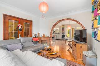 <p><u><strong>Te koop:</strong></u> halfopen woning in het centrum van Nossegem, op korte afstand van het treinstation en scholen.<br /><br />Deze woning uit 1963 biedt een comfortabele indeling en een rustige ligging in de woonkern van Nossegem. Dankzij het EPC-label D is er geen renovatieverplichting, wat u meteen zekerheid geeft. De ligging nabij het treinstation Nossegem maakt woon-werkverkeer eenvoudig, terwijl u toch geniet van de rust van het centrum.<br /><br /><u><strong>Belangrijkste ruimtes:</strong></u><br />• Ruime woonkamer (37,9 m²) met veel lichtinval<br />• Eetkamer (14,9 m²) aansluitend op de keuken (5,6 m²)<br />• Veranda (16,2 m²) met zicht op de tuin<br />• Vier slaapkamers (17,3 m²; 13,5 m²; 12,8 m²; 7,8 m²)<br />• Twee badkamers (4,0 m² en 5,5 m²)<br />• Zolder: mogelijkheid tot indeling in twee extra slaapkamers<br />• Inpandige garage/berging (21,3 m²) en garage in tuin (36,0 m²)<br />• Volledig onderkelderd: kelder (50,0 m²) handig voor extra opslag<br /><br /><u><strong>Troeven:</strong></u><br />• EPC-label D: geen renovatieverplichting<br />• Nabij treinstation Nossegem<br />• Rustige ligging in het centrum<br /><br />Meer informatie of een bezoek met Nicolas Geeraerts? Contacteer ons via +3223351115<br />JOUW DROOMHUIS. ZO GEVONDEN!</p>