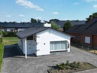 ALLEENSTAANDE GEZELLIGE KNUSSE GERENOVEERDE BUNGALOW OP 667 M² VLAKBIJ HET CENTRUM VAN HET BRUISENDE STEKENEhal, moderne metalen dubbele glazen deur...