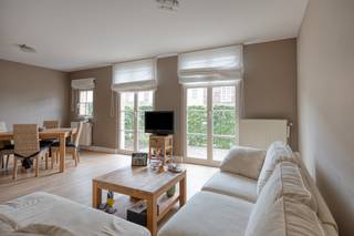 Dit instapklaar gelijkvloers appartement te koop in Kruibeke biedt de ideale combinatie van rust, ruimte en modern wooncomfort. Gelegen in een uiterst aangename en residentiële wijk in de Louis Paul Boonstraat, geniet u hier dagelijks van een rustige woonomgeving. Tegelijkertijd bevindt dit appartement zich op een goede locatie wat betreft bereikbaarheid: lokale winkels, scholen en het openbaar vervoer liggen allemaal in de directe nabijheid.De indeling van het appartement is als volgt:- Inkomhal - Woonkamer met open keuken (2016)- Handige berging met de nodige aansluitingen voor een wasmachine en droogkast- Apart toilet - Badkamer uitgerust met zowel een ligbad als een douche- Twee volwaardige slaapkamers- Gezellig terras - Private kelderberging - GarageNaast de uitstekende staat van onderhoud en de instapklare afwerking, zijn het gezellige terras, de private kelderberging en de bijhorende garage absolute troeven. Het appartement is beschikbaar vanaf 01/01/2027. Aarzel niet om dit prachtige appartement te koop in Kruibeke te ontdekken. Maak vandaag nog uw afspraak via Dewaele.comBestuursmaatregelen in het maatregelenregister: nee