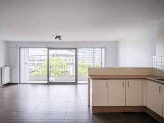 <strong>Ruim 3-slaapkamerappartement in Ledeberg, nabij het centrum van Gent</strong><br /><br />Op de vijfde verdieping van dit recente gebouw ligt een ruim en <strong>lichtrijk appartement</strong> met <strong>drie volwaardige slaapkamers</strong>.<br />Met <strong>EPC-label A</strong> geniet je bovendien van <strong>energiezuinig</strong>, <strong>recent nieuwbouwcomfort</strong> en een <strong>lage kostenstructuur</strong>.<br /><br />De <strong>hoofdslaapkamer</strong> heeft een <strong>eigen douchekamer </strong>en een <strong>terras</strong> met <strong>zicht op groen en water</strong>. De <strong>twee</strong> andere <strong>slaapkamers</strong> delen een <strong>badkamer</strong> in de nachthal, <strong>met wastafel en douche/bad.</strong><br /><br /><strong>De eet-, woon- en keukenruimte vormen samen één groot volume:</strong> de basis van het appartement. Grote raampartijen zorgen voor een ruimtelijk gevoel, met daarbij nog een <strong>ruim, zuidgericht terras.</strong><br /><br /><strong>Twee praktische bergingen</strong> zorgen voor extra wasplaats en comfort. Daarnaast beschikt het appartement over een <strong>private kelderberging</strong>, met een <strong>gemeenschappelijke fietsenberging</strong> voor het gebouw.<br /><br />Een <strong>ondergrondse autostaanplaats</strong> is optioneel bij te kopen voor <strong>€30.000.</strong><br /><br /><strong>De ligging is een extra troef: vlot bereikbaar via de nabijgelegen invalswegen en uitstekend verbonden met de fietsostrade.<br />Ruim, lichtrijk en praktisch ingedeeld, vlakbij de stad.</strong>