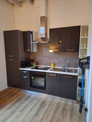 <p><span>Op amper 50 stappen van de gezellig drukke Grote Markt, ligt deze in 2024 gerenoveerde woning. In het stadscentrum is een grote garage met afstandsbediende poort goud waard (verhuurwaarde minstens 215 euro per maand). U kan er met een bestelwagen of 2 auto’s binnen. De Standonckstraat is voorzien van kasseiverharding en is voor auto’s doodlopend. De rustig gelegen woning met authentieke gevel, wordt opgefleurd door een plint in blauwe hardsteen en donkergrijze ramen (2017). Binnen worden we gecharmeerd door de hoge plafonds en de authentieke accenten: originele vloertegels, authentieke geschilderde trap, accentmuur in zichtbaar metselwerk. Open keuken (2024) en living krijgen in één hoek nog veel extra licht binnen via ramen rond de buitenruimte. De keuken omvat een oven, kookplaat, dampkap, koelkast, aparte freezer en een vaatwasser. Op de eerste verdieping, naast het toilet, staat een berging/wasplaats ter beschikking, terwijl ook op de 2</span><span><sup>e</sup></span><span> verdieping nog extra bergruimte beschikbaar is. De koelte wordt zowel op de eerste als op de tweede verdieping gegarandeerd door de aircotoestellen met warmtepomptechnologie. Onder dak werden de twee slaapvertrekken gescheiden door een wand in loftstijl, aangevuld door een open badkamerruimte: douchecabine in glas met regendouche en lavabomeubel met spiegel. </span></p><p><span> </span></p>