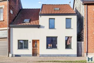 Deze moderne en volledig gerenoveerde (2025) woning combineert ruimte, comfort en een hedendaagse afwerking.Dit pand geniet van een centrale en...