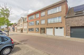 <p><span>GERENOVEERD EN RUIM APPARTEMENT MET 2 SLAAPKAMERS, GARAGE EN TERRAS.</span></p><p><span>2de verdieping in een kleinschalige residentie in het centrum van Ruisbroek.</span></p><p><span>Scholen, lokale winkels, station, ... zijn bereikbaar binnen wandel- of fietsafstand.</span></p><p><span>De nabijheid van de N16 en A12 verzekert een vlotte bereikbaarheid.</span></p><p><span> </span></p><p><span>Inkomhal / lichtrijke leefruimte (30 m²) met eetplaats en salon (warmtepomp lucht-lucht) / vernieuwde super-ingerichte keuken met inductie kookplaat, vaatwasser en microgolf /oven / 2 slaapkamers (17m²; 12m²) waarvan de grootste kamer is uitgerust met warmtepomp lucht-lucht (airco) / badkamer met bad en douchemogelijkheid en wastafel / wc/ terras langs achtergevel waarvan de balustrade nog geplaatst wordt (9m²).</span></p><p><span> </span></p><p><span>Ruime garage en berging op gelijkvloers. </span></p><p><span>Het appartement biedt ook mogelijkheden voor investeerders op zoek naar vlot verhuurbaar vastgoed. </span></p><p><span> </span></p>