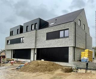 <p>Op zoek naar een stijlvol, energiezuinig app. op een toplocatie? Dan is nieuwbouwappartement in het centrum van Glabbeek precies wat u zoekt. De centrale ligging zorgt ervoor dat winkels, scholen en openbaar vervoer zich op wandelafstand bevinden, waardoor u geniet van zowel rust als optimale bereikbaarheid.<br /><br />Bij het betreden van het appartement wordt u meteen verwelkomd in een lichtrijke leefruimte met grote raampartijen die zorgen voor een aangename, natuurlijke lichtinval. De open indeling creëert een ruimtelijk gevoel en vormt het hart van de woning. De volledig geïnstalleerde keuken is uitgerust met moderne toestellen en sluit naadloos aan op het terras met prachtig open zicht op de omliggende natuur — ideaal voor gezellige etentjes of een ontspannen koffiemoment in de buitenlucht. Een zeldzame luxe in het centrum van de gemeente. <br /><br />Het appartement beschikt over drie volwaardige ruime slaapkamers en aparte bureau. De master bedroom biedt extra comfort dankzij de aansluitende dressing, wat zorgt voor een praktische en stijlvolle indeling. De moderne badkamer is strak en hedendaags afgewerkt en voorzien van een ruime inloopdouche een bad en een dubbele lavabo. Het appartement heeft tal van extra voordelen: een privatieve parkeerplaats, een handige berging op de kelderverdieping en gemeenschappelijke laadpunten in de voortuin. <strong>Het appartement is beschikbaar vanaf 01/01/2027</strong><br /><br />Interesse? Bel of mail ons voor een bezoek sally@connect-immo.be of 0478 570 999<br />24137-G-OMV_2021096825/EP18437/SV/A001/D01/SD007 - label A</p>