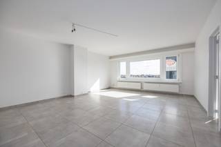 Ontdek dit prachtige en recent gerenoveerde appartement met 2 mooie slaapkamers gelegen op de vierde verdieping van Residentie Aline. Met een royale oppervlakte van 110 m² biedt dit woonparadijs volop ruimte en comfort. Geniet van een lichte, ruime living waar je heerlijk kunt ontspannen. Daarnaast beschik je over handige fietsen- en kelderberging, ideaal voor extra opslag. Met zijn uitstekende prijs-kwaliteitverhouding is dit de perfecte kans om jouw nieuwe thuis te bemachtigen! Wacht niet langer en maak snel een afspraak voor een bezichtiging. Dit is dé kans waar je op hebt gewacht!