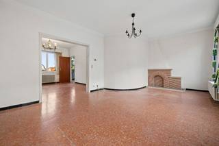 Ontdek dit charmante, te renoveren huis in bel-étage-stijl met 2 slaapkamers en een kantoor, gelegen vlak bij de Place Schweitzer, het Wilderpark, het openbaar vervoer (lijnen 19, 20 en 82), scholen, winkels en hoofdwegen! Al bij binnenkomst valt het huis op door zijn karakteristieke elementen, met name de prachtige gebogen trap en de ruimtes die zo typerend zijn voor huizen in bel-étage-stijl. Op de begane grond beschikt het huis over een echte troef in de stad: een buitenruimte op twee niveaus die naar eigen wens kan worden ingericht. Twee kelders en een grote garagebox maken dit niveau compleet. Op de eerste verdieping profiteren de leefruimtes van veel lichtinval dankzij de talrijke ramen. De keuken, die momenteel gerenoveerd moet worden, komt uit op een klein balkon. Op de tweede en bovenste verdieping profiteren de slaapruimtes eveneens van een aangenaam lichtinval. Een badkamer met toilet maakt het geheel compleet.<br />Technische gegevens:<br />Aluminium en PVC-kozijnen met enkel glas – Elektriciteit niet conform de voorschriften – Gasgestookte verwarmingsketel<br />EPB: G - 452 kWh/m²/jaar – 90 kg CO₂/jaar<br />Bouwvergunning aangevraagd op 28/09<br /><br />Begane grond<br />- Entreehal met berging ± 10 m²<br />- Toegang tot de tuin<br />- Wijnkelder ± 4 m²<br />- Technische ruimte ± 10 m²<br />- Garagebox ± 20 m²<br />- Buitenruimte van ± 50 m², bestaande uit een terras op 2 niveaus<br /><br />1e verdieping<br />- Woon-/eetkamer ± 35 m²<br />- Keuken ± 7 m²<br />- Balkon ± 3 m²<br />- Toilet<br /><br />2e verdieping<br />- 2 slaapkamers ± 15 m²<br />- Kantoor ± 6 m²<br />- Badkamer met toilet van ± 7 m²