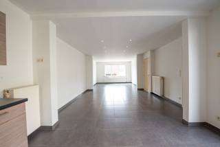 Centraal gelegen, halfopen woning met inkom, ruime living, open keuken, badkamer, grote wasplaats/berging, kelder, 2 slaapkamers, bureau (of dressing), zolder, garage en afgesloten tuintje. Instapklaar. Geen renovatieverplichting. De elektriciteit is conform.<br /><br />Ook ideaal als investeringseigendom!<br /><br />Komt u graag een kijkje nemen? Mail ons naar sylvie@immoroba.be of bellen naar 09/388.53.53.