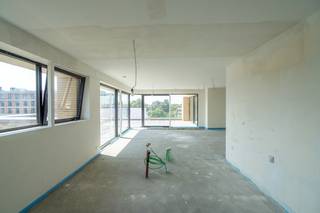 Welkom in Residentie Vercruysse, een stijlvolle nieuwbouw op wandelafstand van het bruisende centrum van Kortrijk en vlak bij de rustgevende Leie...