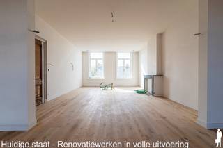 <p><em><strong>Wonen in een beschermd monument, met het comfort van vandaag</strong></em><br />In het hart van Turnhout krijgt één van de meest iconische herenhuizen van de stad een nieuw hoofdstuk. Residentie Het Gerecht is de stijlvolle renovatie van het voormalige Huis Van Hal, een beschermd neoclassicistisch monument uit 1886, ontworpen door architect Pieter-Jozef Taeymans.</p>
<p>Doorheen de jaren deed het gebouw dienst als privéwoning, arbeidsrechtbank en later als decor van het VTM-programma Mijn Pop-Up Restaurant. Vandaag wordt dit uitzonderlijke erfgoed met respect gerestaureerd en omgevormd tot een exclusieve residentie met slechts vier royale villa-appartementen.</p>
<p>Authentieke elementen worden zorgvuldig hersteld, terwijl moderne technieken, hedendaags comfort en een lift discreet worden geïntegreerd. Elk appartement beslaat een volledige verdieping en biedt maximale rust, privacy en ruimte.<br /><br /><strong><em>Het villa appartement op de tweede verdieping</em> <br /></strong>Dit appartement biedt bijna 210m² aan royale woonoppervlakte<strong>.</strong> De ruimte die we typisch zouden benoemen als “inkomhal” is dermate groot dat deze ruimte eveneens geschikt is als ontspanningsruimte, bureau, of 2<sup>e</sup> zithoek. De leefkeuken, eetkamer en zithoek staan met elkaar in verbinding en genieten langs 2 zijden van natuurlijk daglicht. Openslaande deuren geven uit op een heerlijk privaat terras aan de achterzijde, met daar een mooi uitzicht over een magnolia en de historische gebouwen van het Heilig Graf. De hoofdslaapkamer heeft een ensuite badkamer, de 2 overige slaapkamers delen de 2e badkamer.</p>
<p>Iedere eigenaar beschikt over een private kelderberging (27 tot 39 m²). Daarnaast blijven de historische wijnkelder en authentieke kolenkelder als gemeenschappelijke ruimtes behouden. De lift brengt u bovendien tot in de kelder.</p>
<p>Parkeren doet u onder uw private dubbele carport met aansluitende fietsenstalling. Daarnaast is een gemeenschappelijke afvalberging voorzien.<br /><br /><em><strong>Een hoogwaardige afwerking<br /></strong></em>Het appartement wordt volledig afgewerkt opgeleverd, met uitzondering van de definitieve schilderwerken. Een nieuwe parketvloer is al geplaatst, en ook de muren en plafonds worden gerestaureerd en alles krijgt reeds een eerste schilderlaag. Voor de keuken en badkamers kiest u zelf de materialen en inrichting. Hiervoor zijn ruime budgetten in de vraagprijs opgenomen.</p>
<p>Ook technisch wordt alles vernieuwd. Het appartement wordt voorzien van domotica, vloerverwarming, een Viessmann-warmtepomp, ventilatie D en voorbereidingen voor een gashaard. Zo geniet u van hedendaags comfort met behoud van het historische karakter.</p>
<p>Het appartement en de kelderberging worden verkocht onder registratierechten (2% of 12%). <br />Op de dubbele carport met fietsenberging is 21% btw van toepassing.</p>
<p>De restauratiewerken zijn volop aan de gang. De oplevering wordt verwacht rond het najaar van 2026.</p>
<p><strong>Een beschermd monument, slechts vier exclusieve villa-appartementen en een penthouse dat zijn gelijke in Turnhout nauwelijks kent.<br /></strong></p>