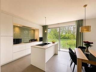 <h1><span>Energiezuinig appartement in een groene oase</span></h1><h1><span> </span></h1><h1><span>Bent u op zoek naar een ruim en stijlvol appartement dat voorzien is van alle hedendaags comfort? Dan is dit een unieke opportuniteit.</span></h1><h1><span> </span></h1><p><span>Gelegen in een prachtige, groene omgeving en op korte afstand van de stad, bevindt zich dit </span><span>instapklaar appartement</span><span> met </span><span>twee slaapkamers</span><span>. </span></p><p><span>Het appartement beschikt over een </span><span>open</span><span>, volledig uitgeruste </span><span>keuken </span><span>die naadloos overgaat in een lichtrijke </span><span>leefruimte</span><span>. </span></p><p><span>Daarnaast zijn er een praktische </span><span>berging</span><span>, een moderne </span><span>badkamer </span><span>met douche en een </span><span>apart toilet</span><span>.</span></p><p><span>Een absolute troef is het uitzonderlijk </span><span>ruim </span><span>en </span><span>zonnige terras </span><span>dat rondom het appartement loopt. </span></p><p><span>Vanuit elke kamer heeft u directe toegang tot dit terras, waar u in alle rust kunt genieten van het groene uitzicht.</span></p><p><span>Het gebouw combineert een aansluiting op het warmtenet van Roeselare met zonnepanelen, wat bijdraagt aan een duurzaam en energiezuinig wooncomfort.</span></p><p><span>Verder zijn een </span><span>ondergrondse staanplaats </span><span>en een extra </span><span>kelderberging </span><span>inbegrepen in de prijs. </span></p><p><span> </span></p><p><span>Op het domein komt u volledig tot rust en geniet u van maximale privacy. </span></p>