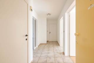 Gelegen in Residentie Delvaux, een kleinschalig en verzorgd appartementsgebouw, bevindt zich dit ruime instapklare appartement op de tweede verdieping.<br />Dankzij de uitstekende ligging, op een boogscheut van het centrum, geniet u van een woonomgeving met alle voorzieningen op wandelafstand.<br /><br />Het appartement werd gebouwd in 1997 en beschikt over een bewoonbare oppervlakte van 108 m².<br />De aangename indeling met lichtrijke leefruimtes en alle comfort zorgt voor een zorgeloos woonplezier.<br />Achteraan bevindt zich een terrasje bereikbaar via de slaapkamer.<br /><br />Als extra troef is er de mogelijkheid om een garage bij te kopen wat zorgt voor een veilige parkeerplaats of extra bergruimte.<br />Deze is gelegen recht tegenover het appartement.<br />Prijs garage: € 28.000<br /><br />Indeling: inkomhal met vestiaire - ruime woonkamer met centrale verwarming gas - keuken met eetruimte, elektrisch koken, dampkap, combi-oven, koelkast, spoelbakken - berging met legplanken en aansluiting voor wasmachine - 2 ruime slaapkamers - vernieuwde badkamer met lavabomeubel, douche en toilet.<br /><br />Algemeen:<br />- EPC 115 - label B<br />- Energiezuinig appartement<br />- Blanco bodemattest<br />- Asbestveilig<br />- Conforme elektrische keuring<br />- Centrumligging<br />- Lichtarmaturen en gordijnen blijven aanwezig<br />- Screens aanwezig op slaapkamers<br />- Vrij bij akte<br />- Vg, Wg, GMO, GVKR, Gvv<br /><br />