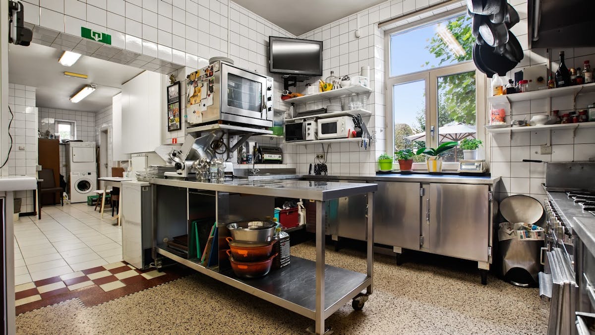 Authentiek en gerenoveerd herenhuis met handelsruimte te koop in Bilzen - foto 4