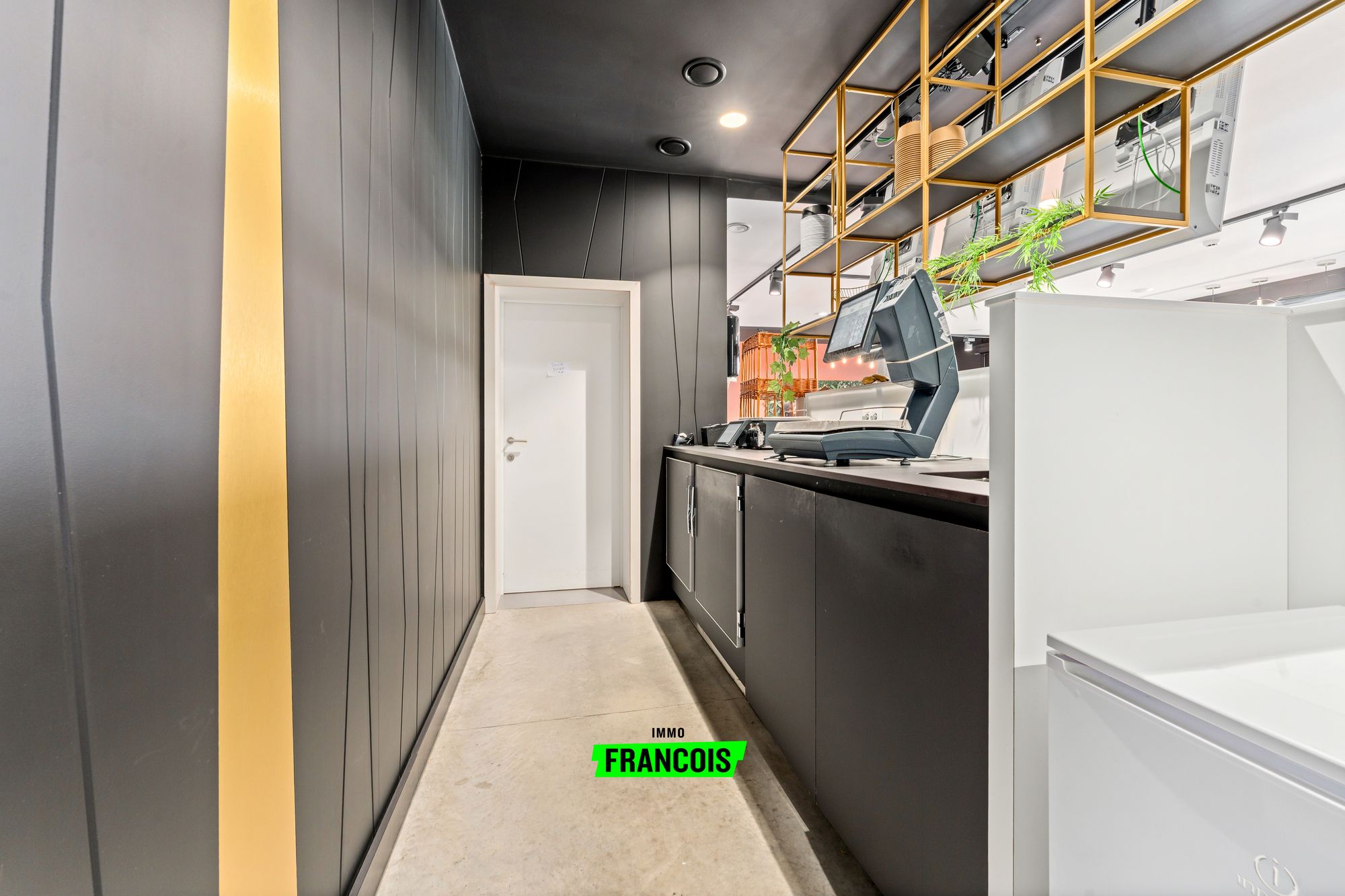 Commercieel Pand + parking + conciërgeruimte te Eernegem - foto 4
