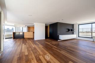 In de Warschaustraat bevindt zich dit uitzonderlijke penthouse met een totale oppervlakte van net geen 500 m² waarvan een indrukwekkend zonneterras van 272,61 m². Een zeldzame combinatie van royale binnenruimte en een unieke buitenbeleving, midden in het hart van Oostende.<br /><br />Dankzij de genereuze volumes en overvloedige lichtinval straalt dit appartement openheid en potentieel uit. De grote raampartijen creëren een harmonieuze overgang tussen binnen en buiten, waardoor het terras aanvoelt als een volwaardige verlenging van de leefruimte.<br /><br />Het appartement beschikt over vier volwaardige slaapkamers en een ruime badkamer met de mogelijkheid om de indeling verder te optimaliseren volgens uw wensen.<br /><br />Een bijkomende troef is de mogelijkheid tot het aankopen van staanplaatsen in het gebouw.