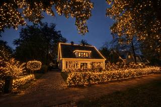 In deze groene en rustige omgeving, toch dicht bij het dorp, kan je deze volledig gerenoveerde woning vinden.Van zodra je de voordeur opendoet valt...