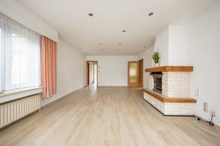 INDELINGDe inkomhal met apart toilet geeft toegang tot de leefruimte voorzien van een gashaard. Achter de leefruimte bevindt zich de keuken met...