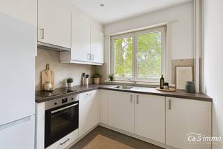 Licht appartement op wandelafstand van het Te Boelaarpark en diverse winkels.<br />De inkomhal leidt naar de woon- en eetkamer (ca. 23 m²) met laminaatvloer, aansluitend aan de praktische hoekkeuken. Het appartement beschikt over 2 slaapkamers (ca. 13 m² - 5 m²), eveneens voorzien van laminaatvloer. De ingerichte douchekamer is uitgerust met een douche, toilet en badkamermeubel.<br />Verder is er een privatieve kelderberging aanwezig.<br />De ramen zijn voorzien van dubbele beglazing en het dak werd vernieuwd in 2020.