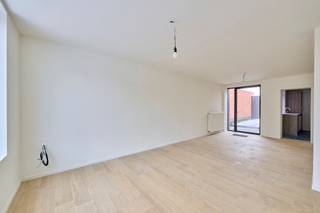 VOLLEDIG GERENOVEERDE WONING MET EEN RUIME BEWOONBARE OPPERVLAKTEDeze volledig gerenoveerde woning is gelegen in Lozen (Bocholt) nabij de grens met...