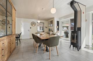 <p>+++ Kerkhofstraat 11, Denderleeuw +++</p>
<p><span>Deze gerenoveerde 3-gevelwoning is rustig gelegen en biedt verrassend veel ruimte en mogelijkheden. </span><span>Via de inkomhal komt u in de gezellige leefruimte met rechtstreekse toegang tot het terras en de volledig afgesloten tuin. Verder beschikt de woning over een aparte keuken en een praktische berging/wasplaats. </span><span>Een absolute troef is de ruime aanbouw, ingericht met een extra leefruimte/slaapkamer, een tweede keuken en een douchekamer. Hierdoor kan dit gedeelte perfect dienstdoen als </span><strong><span>zorgwoning of aparte woonruimte</span></strong><span>. </span><span>Op de eerste verdieping bevinden zich </span><strong><span>2 slaapkamers</span></strong><span>, een douchekamer en een bureau dat eveneens als kleinere slaapkamer kan worden ingericht. </span><span>Ook de zolderverdieping biedt extra mogelijkheden en kan gebruikt worden als </span><strong><span>slaapkamer, hobbyruimte of polyvalente ruimte</span></strong><span>. </span><span>Daarnaast beschikt de woning over een </span><strong><span>kelder met veel bergruimte</span></strong><span>.</span><span>De volledig afgesloten tuin biedt veel privacy en beschikt bovendien over een </span><strong><span>handige toegangspoort naar de straat</span></strong><span>, ideaal om fietsen, vuilnisbakken of tuinmateriaal gemakkelijk in en uit de tuin te brengen. </span><span>Bovendien is er </span>mogelijkheid om een wagen veilig achter de poort op eigen terrein te parkeren. Interesse of een bezoek plannen? Contacteer ons via 0478/059069 of info@immoteam.be</p>
<p><br /><br /><br /></p>