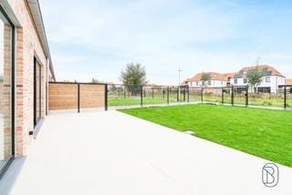 Kwalitatieve energiezuinige pastorij-nieuwbouwwoning met 4 slk, tuin en garage.<br />Goedgelegen te Waregem, nabij invalswegen, scholen en openbaar vervoer.<br /><br />Modelwoning te bezichtigen, momenteel in afwerkingsfase. <br /><br />INDELING: inkom en traphal, toilet, grote lichtrijke leefruimte met open geïnstalleerde keuken, berging en wasplaats, handige garage. Aangename tuin.<br />Op de verdieping bevinden er zich 4 slaapkamers en de badkamer. Handige grote zolder met extra potentieel.<br /><br />TROEVEN: kwalitatieve afwerking, opgeleverd bij akte (gebruiksklaar), energiezuinig, zonnepanelen, dubbele beglazing.