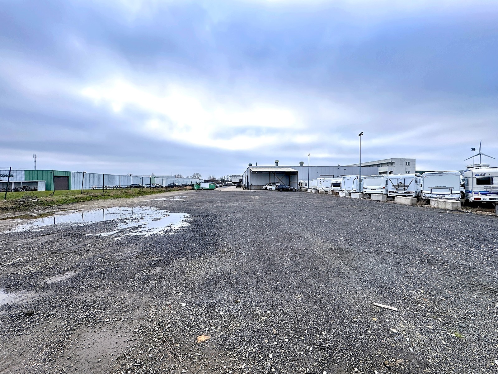Verhard perceel INDUSTRIEGROND (± 1.800m2) met OVERKAPPING te huur op bedrijventerrein "Blauwe Toren" te Brugge. Volledig omheind en afgesloten aan de openbare weg! - foto 4
