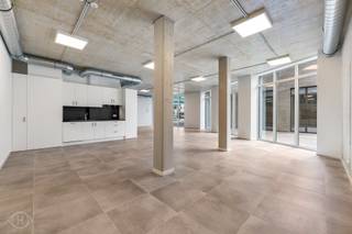 Met veel plezier bieden wij u deze commerciële nieuwbouwruimte aan op de Celestijnenlaan 52 D in Heverlee, een uitstekende locatie met vlotte bereikbaarheid en visibiliteit. Deze grote open ruimte van 110 m² is uiterst energiezuinig dankzij geothermische verwarming en koeling via vloerverwarming én een geavanceerd ventilatiesysteem D. Het pand is voorzien van automatische verlichting, afvalcontainers, een volledig uitgeruste keuken met alle nodige toestellen, een extra aparte ruimte, een douche en een toilet, wat het comfort voor personeel en klanten aanzienlijk verhoogt. Voor wie met de fiets komt, is er zowel een buitenfietsenstalling, ideaal voor klanten, als een inpandige fietsenstalling met laadpunten voor het personeel. Daarnaast zijn er overdekte parkeerplaatsen te huur aan €100 per plaats, met optionele laadpunten voor elektrische wagens. Deze commerciële ruimte is perfect instapklaar en biedt u het bijkomende voordeel dat u gedurende de eerste vijf jaar na ingebruikname geen onroerende voorheffing hoeft te betalen. De maandelijkse huurprijs bedraagt €2.495. Alle nutsvoorzieningen worden op eigen naam afgesloten. Interesse? Contacteer ons voor meer informatie of een vrijblijvend bezoek via info@homies.be.