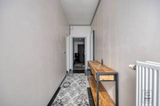 <p>Deze ruime woning met een bewoonbare oppervlakte van <strong>183 m²</strong> en vier slaapkamers is uitstekend gelegen en biedt een comfortabele indeling voor het hele gezin. Via de ruime inkomhal, die tevens toegang geeft tot de kelder, betreedt u de woning. Op het gelijkvloers bevinden zich een eerste badkamer, uitgerust met een douche, toilet en lavabomeubel, en een lichtrijke leefruimte die naadloos aansluit op de open, <strong>volledig geïnstalleerde keuken</strong>. Deze is voorzien van een vaatwasser, oven, koelkast, kookvuur en tal aan ingemaakte kasten.</p><p>Op de eerste verdieping vindt u twee ruime slaapkamers en een tweede badkamer, voorzien van een ligbad, toilet, dubbel lavabomeubel en aansluitingen voor een wasmachine/droogkast. De tweede verdieping beschikt over nog twee bijkomende slaapkamers, waardoor deze woning in totaal <strong>vier volwaardige slaapkamers</strong> telt. Achteraan de woning bevindt zich een aangename, <strong>oostgericht koer</strong> die rechtstreeks toegankelijk is vanuit de keuken. Hier kunt u in alle rust genieten van de ochtend- en middagzon.</p><p>Kortom, een verrassend ruime en instapklare gezinswoning op een uitstekende locatie, met alle comfort en ruimte die u zoekt.</p><p>Extra: <br />- Zonnepanelen!<br />- Elektrische rolluiken in de leefruimte. <br />- EPC 138 kWh/m2 jaar (Score B -> GEEN renovatieverplichting!)<br />- Watertoets: perceelscore C, gebouwscore C. <br />- Woongebied - Stedenbouwkundige informatie in aanvraag, maatregelenregister in aanvraag</p><p>Nabij school, winkels, autosnelweg, openbaar vervoer, etc. Voor meer info ga naar www.coenenvastgoed.be of bel 03/375.82.92.<br /> </p>