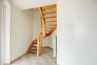 <p><span>Zoekt u een ruime en uiterst comfortabele woning op een toplocatie? Aan de </span><span>Laarsebaan 110 te Merksem</span><span> staat deze fantastische bel-etage woning klaar om meteen betrokken te worden. </span><span>Onmiddellijk beschikbaar!</span></p><p><span>Waarom deze woning uw ideale thuis is:</span></p><ul><li><span>Gezellige leefruimte:</span><span> Een royale en lichtrijke woonkamer die uitnodigt tot ontspanning.</span></li><li><span>Keuken:</span><span> Praktische keuken met alle comfort.</span></li><li><span>3 Volwaardige slaapkamers</span></li><li><span>Badkamer met ligbad</span></li><li><span>Heerlijke privétuin:</span><span> Een groene oase van rust waar u optimaal van het buitenleven kunt genieten.</span></li><li><span>Inpandige garage met oprit</span></li></ul><p><span>Grijp deze unieke kans niet mis! </span></p><p><span>Gelieve de bezoekaanvraag in te vullen onderaan de advertentie op <span>https://www.sinjoor.be</span></span><span> en alle vragen te beantwoorden. </span></p><p><span>De dossierverantwoordelijke neemt nadien contact op met jou. </span></p><p><span> </span></p>