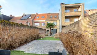 Deze instapklare gezinswoning geniet van een uitstekende centrale ligging in Heist-aan-Zee, op slechts ongeveer 400 meter wandelafstand van de Zeedijk. Dankzij de ligging bevinden winkels, scholen, openbaar vervoer, horeca en andere dagelijkse voorzieningen zich allemaal binnen handbereik.<br /><br />De woning combineert een aangename leefruimte met een praktische indeling en beschikt bovendien over een prachtige, diepe en onderhoudsvriendelijke tuin. Dankzij de gunstige oriëntatie kan U hier gedurende een groot deel van de dag volop genieten van de zon. Achteraan de tuin bevindt zich een handige tuinberging, ideaal voor het opbergen van fietsen, tuinmateriaal en andere spullen.<br /><br />De woning wordt verwarmd via een hoogrendementsketel op aardgas en beschikt overal over dubbele beglazing, wat bijdraagt aan het wooncomfort.<br /><br />Indeling:<br /><br />Gelijkvloers:<br />- Inkomhal met gastentoilet, <br />- Gezellige leefruimte met zithoek voorzien van een gaskachel en aansluitende eethoek, <br />- Open keuken voorzien van alle hedendaagse comfort, <br />- Praktische bergruimte met aansluiting voor de wasmachine,<br />- Toegang tot de zonnige tuin,<br /><br />Eerste verdieping: <br />- Nachthal, <br />- Afzonderlijk toilet, <br />- Eerste slaapkamer, <br />- Badkamer voorzien van een douchebad en wastafel, <br />- Tweede slaapkamer met ensuite doucheruimte,<br /><br />Tweede verdieping: <br />- Ruime masterbedroom met een prachtig open gevoel dankzij de volledige hoogte tot aan de nok.<br /><br />Een bijzonder aangename woning voor wie op zoek is naar een instapklare gezinswoning met een ruime tuin, dit alles op een centrale locatie en op wandelafstand van de zee.<br /><br />Interesse? Contacteer ons vandaag nog voor meer informatie of een bezoek ter plaatse.