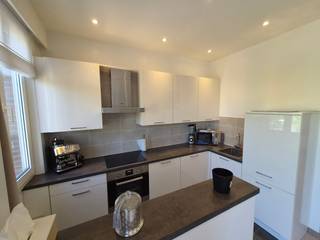 Dit volledig gerenoveerde appartement van 73 m² bevindt zich op de tweede en bovenste verdieping van een kleinschalig gebouw, waardoor u geniet van maximale rust en privacy.
Het appartement onderging een volledige renovatie, inclusief keuken, badkamer, vloeren en technieken, waardoor het vandaag een moderne, frisse en instapklare woonruimte vormt. Ideaal voor wie zonder zorgen wil verhuizen.
De centrale inkomhal brengt u naar de gezellige leefruimte met veel natuurlijk licht en een open keuken die zorgt voor een ruimtelijk gevoel. Er zijn twee volwaardige slaapkamers, waarvan één momenteel ingericht is als bureau/dressing, perfect voor thuiswerk, extra opbergruimte of als 2e slaapkamer.
➕️ Extra pluspunten: u beschikt over twee privatieve droge kelderbergingen die samen zorgen voor 7,5 m² extra opbergruimte. Bovendien zijn er geen vaste maandelijkse kosten, aangezien het gebouw geen syndicus heeft, een zeldzame en aantrekkelijke troef.
Dit instapklaar appartement is een slimme investering of een ideale eerste thuis.
🚗 Er is bovendien een garagebox beschikbaar, twee huizen verder in de straat, die optioneel kan worden aangekocht voor €27.500.
📱 Contacteer mij via WhatsApp of telefoon op +32499159143 voor meer informatie of om een bezoek in te plannen.
• 73 m²
• 2 slaapkamers
• Volledig gerenoveerd
• Instapklaar
• Bovenste verdieping
• 2 privatieve kelders
• Geen vaste kosten (geen syndicus)
• Mogelijkheid tot aankoop garagebox
