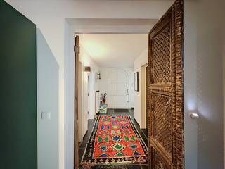 Deze ruime gezinswoning is gelegen op een uitzonderlijke, quasi verkeersvrije locatie in Drongen, verscholen in een rustige eenrichtingsstraat net buiten Gent. De absolute troef van deze bungalow is het unieke en blijvende uitzicht op de Vinderhoutse bossen. Hier woont u te midden van de natuur, op minder dan 10 kilometer van het Gentse stadscentrum.<br /><br />De woning opent groots met een indrukwekkende dubbele living van maar liefst 50 m², uitgerust met een sfeervolle open haard en cassette. De aansluitende open keuken beschikt over grote raampartijen die zorgen voor een overvloed aan natuurlijk daglicht en een naadloze overgang naar de tuin. De bungalow kent een praktische, gelijkvloerse indeling met vier volwaardige slaapkamers, een aparte bureauruimte en een extra hobbyruimte.<br /><br />Ook op het vlak van comfort blinkt de woning uit. In 2025 werd de badkamer vernieuwd met een moderne inloopdouche en werd er een nieuw, apart toilet geïnstalleerd. Als ultieme luxe beschikt de woning over een eigen sauna om volledig in te ontspannen. De zone rondom de bungalow is volledig aangelegd als een rustige privétuin die perfect aansluit op de bosrijke omgeving.<br /><br />Indeling van de woning:<br />inkomhal - dubbele leefruimte - open keuken - bureau - nachthal - apart toilet - slaapkamer 1 - slaapkamer 2 - slaapkamer 3 - slaapkamer 4 - badkamer met inloopdouche - sauna - hobbyruimte - tuin.<br /><br />Beschikbaar vanaf: 01/09/2026